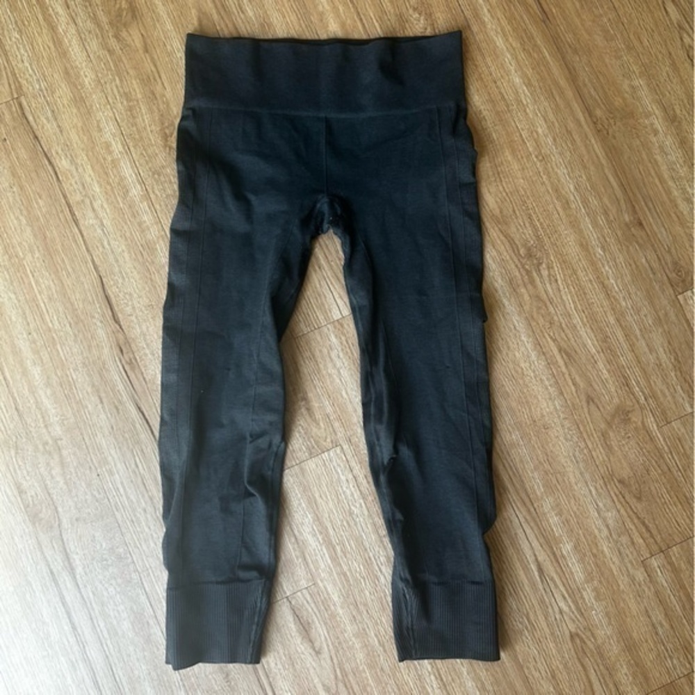 Lululemon Ebb to Street Seamless Ribbed Cuff Leggings Size 10 dark grey